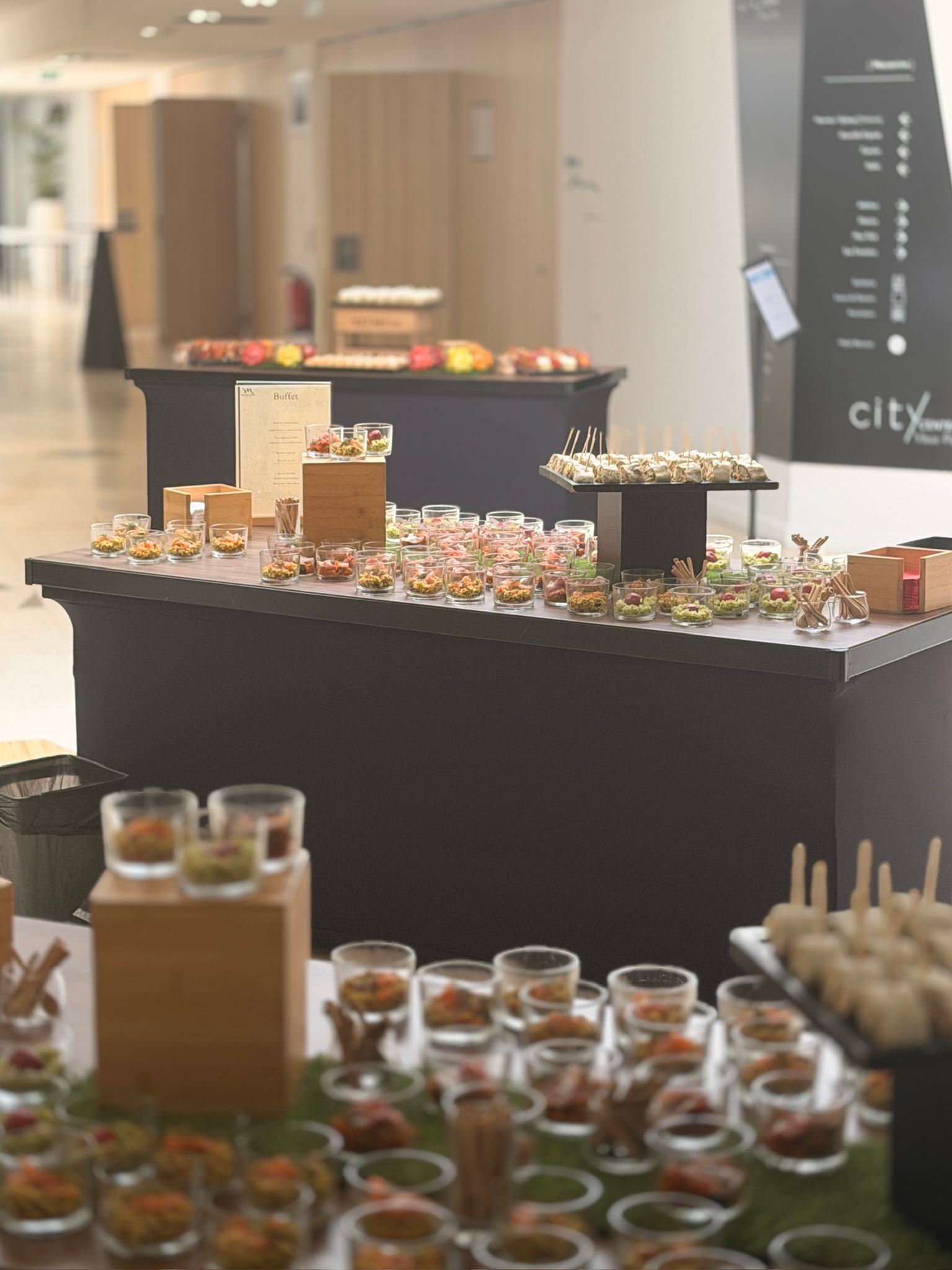 12 h 30. Le buffet est dressé à l'étage. On coupe, on souffle, on compare ses images.