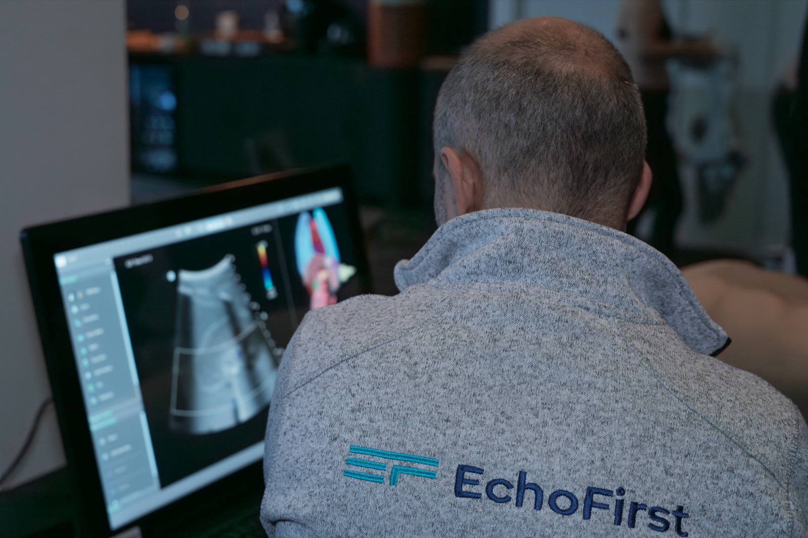 Un stagiaire face à l'écran d'un échographe pendant une session EchoFirst