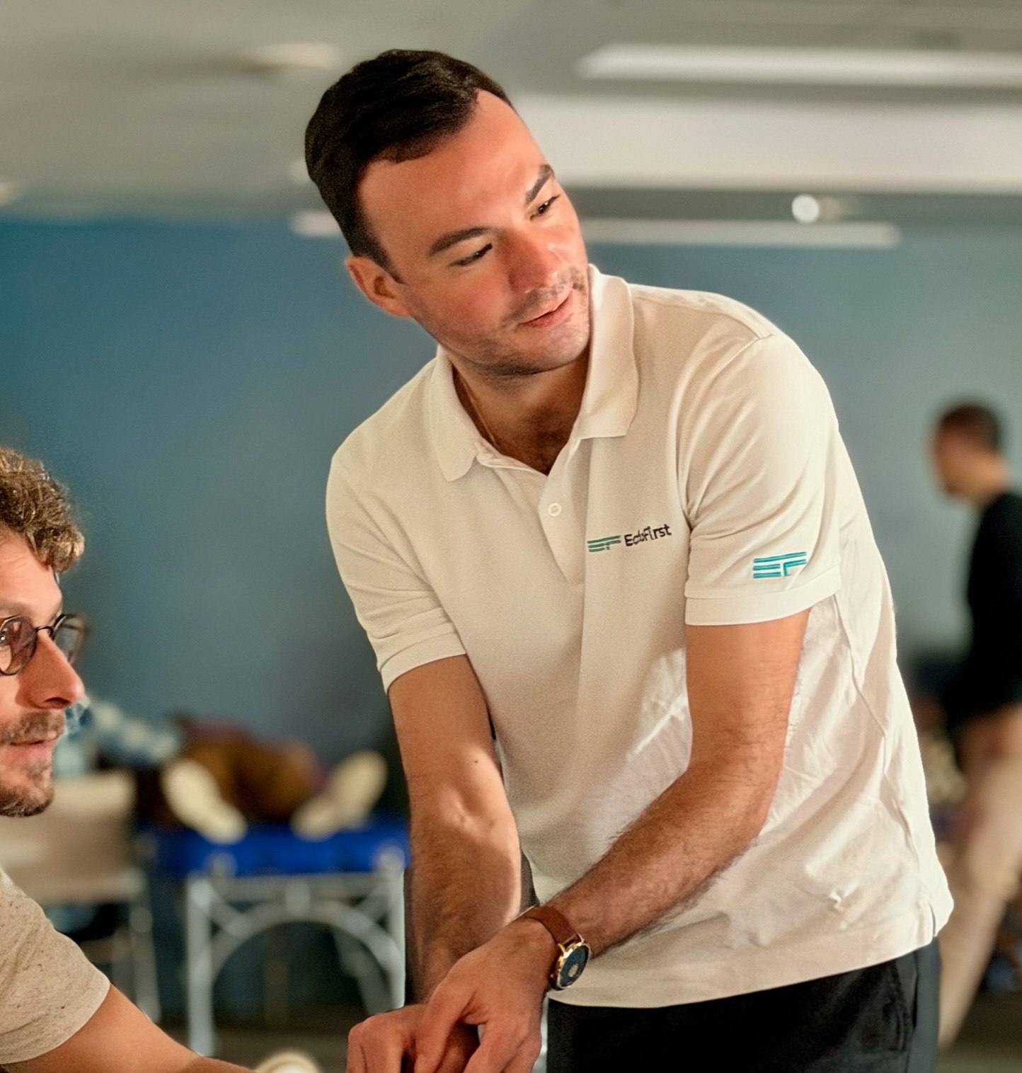 Atelier de formation EchoFirst : binôme de participants et formateur autour d'un échographe