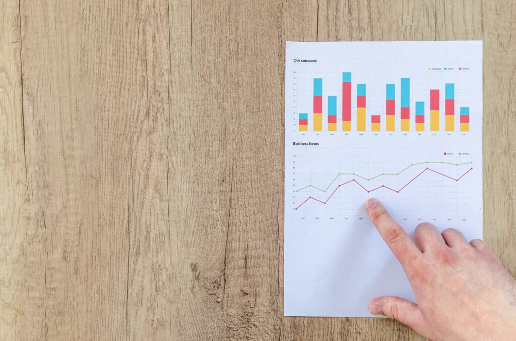 Main montrant des graphiques