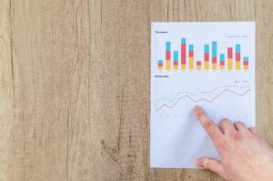 Main montrant des graphiques