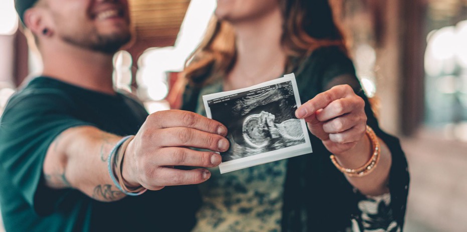 Couple découvrant l'échographie de leur bébé