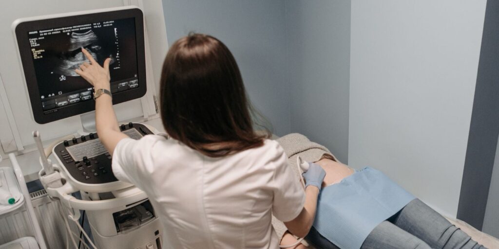 Professionnelle de santé réalisant une échographie sur une patiente