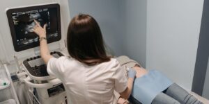 Professionnelle de santé réalisant une échographie sur une patiente