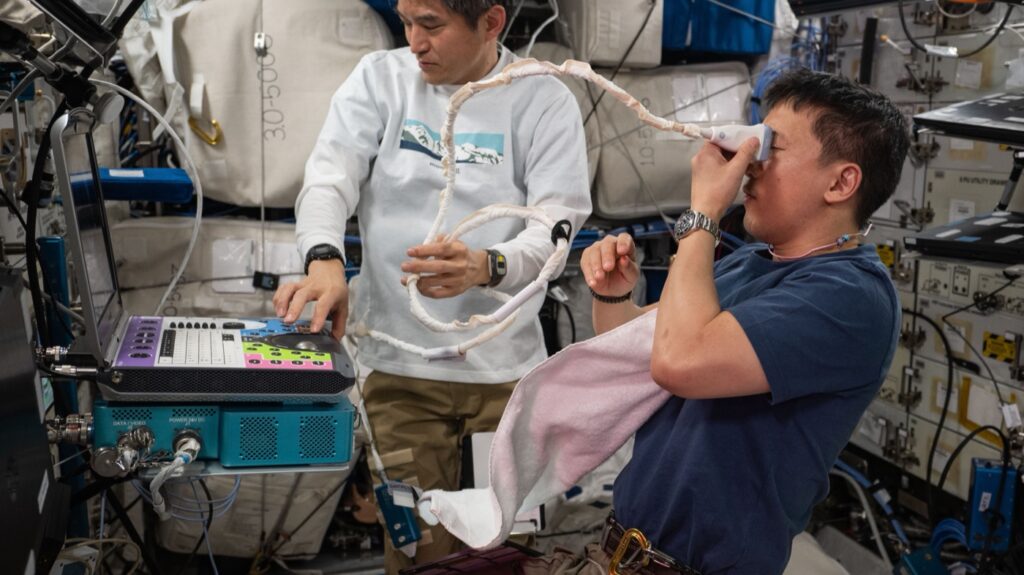 Échographie oculaire : la sonde posée sur la paupière fermée, ici lors d'un examen à bord de la Station spatiale internationale