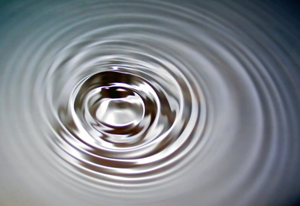 Ondes concentriques se propageant à la surface de l'eau, image évoquant la propagation et le retour des ultrasons