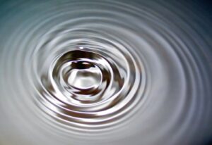 Ondes concentriques se propageant à la surface de l'eau, image évoquant la propagation et le retour des ultrasons